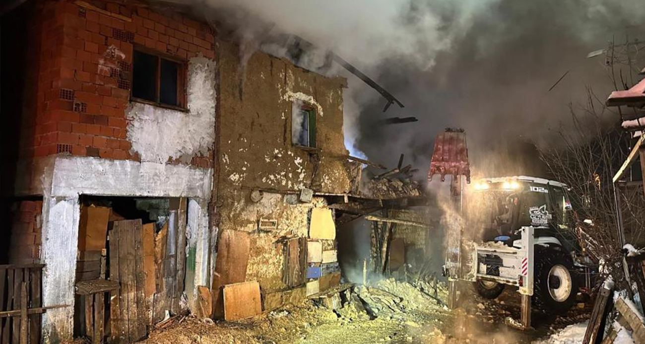 Uşak’ta iki katlı ev yangında küle döndü: Karı-koca dumandan etkilendi