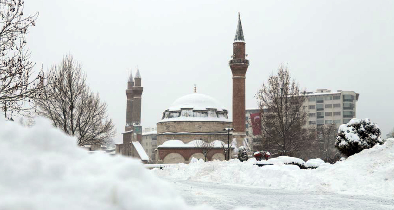 Sivas eski günlerine döndü, Tarihi Kent Meydanı karla kaplandı