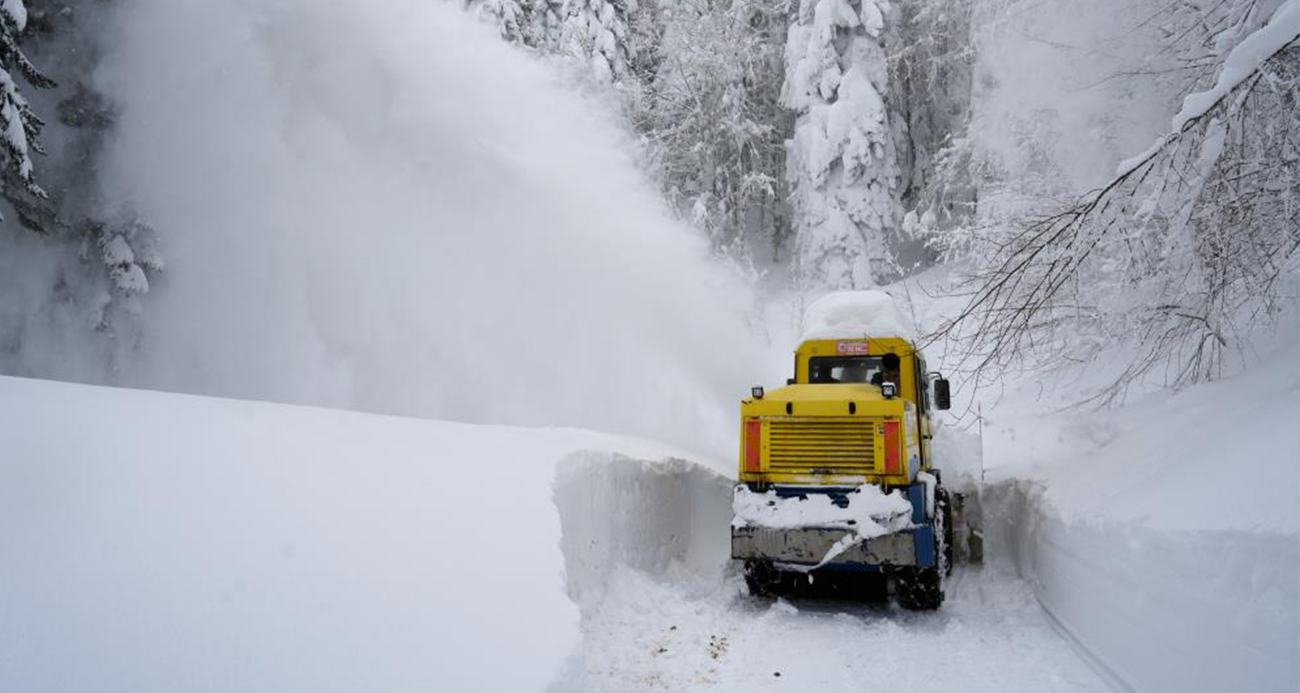 Kuvvetli kar yağışı ülkenin doğusunda ulaşımı felç etti
