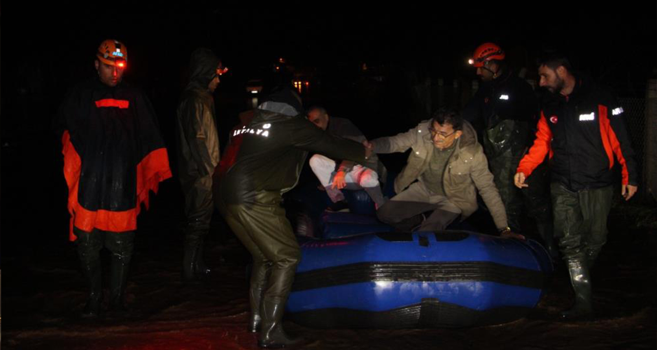 Antalya Kumluca’da sağanak yağış tarım arazilerini sular altında bıraktı, araçta mahsur kalan sürücü botla kurtarıldı