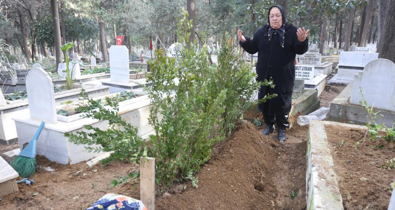 Depremden bu yana kayıp olan kız kardeşinin mezarını, kimsesizler mezarlığında buldu