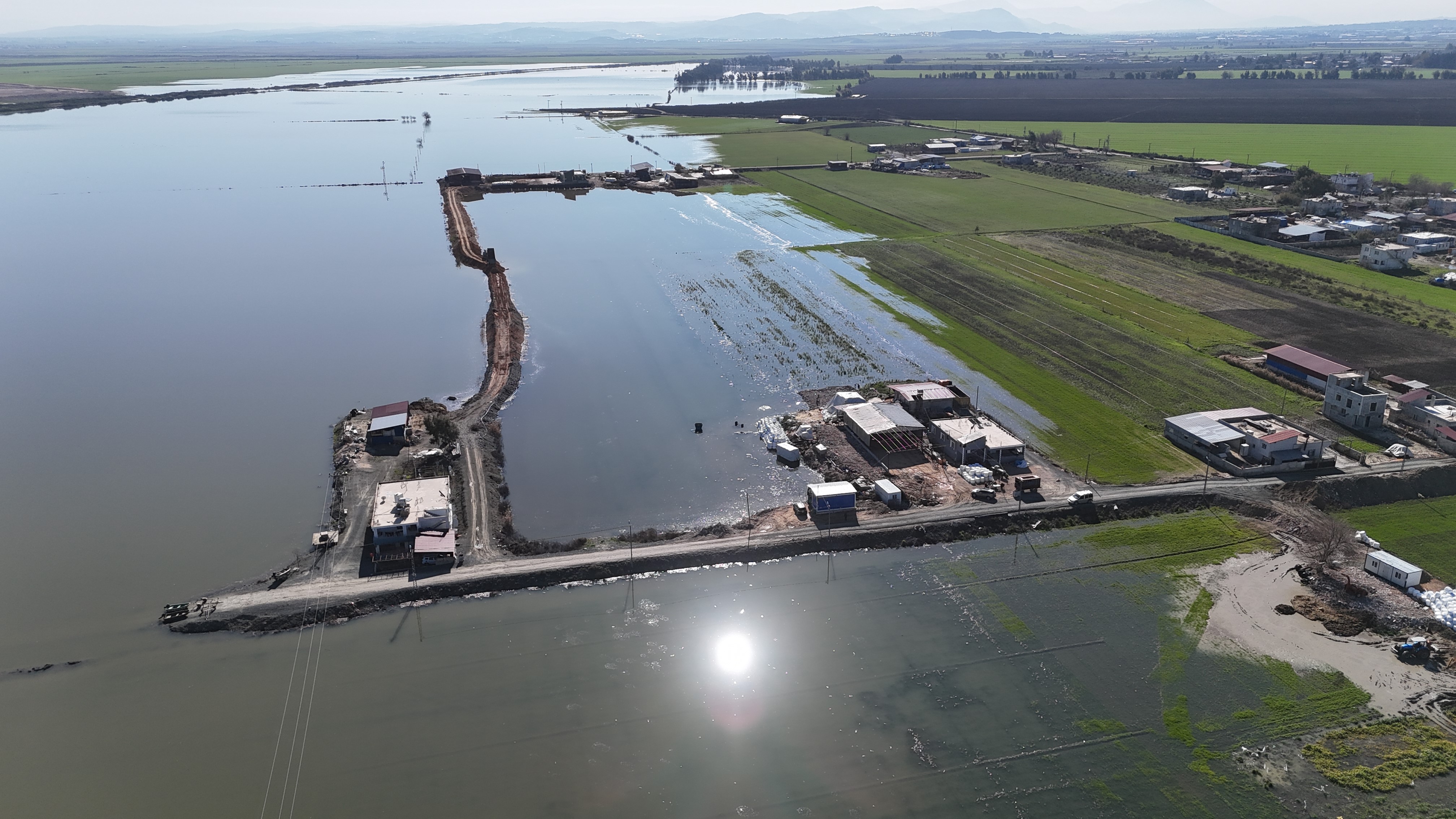 Son 65 yılın en kurak yılını geride bırakan Hatay’da etkili olan yağışla tarım arazileri su altında kaldı