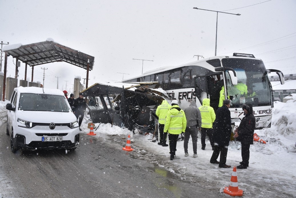 Yolcu otobüsünün polis noktasına çarpma anı görüntüleri ortaya çıktı