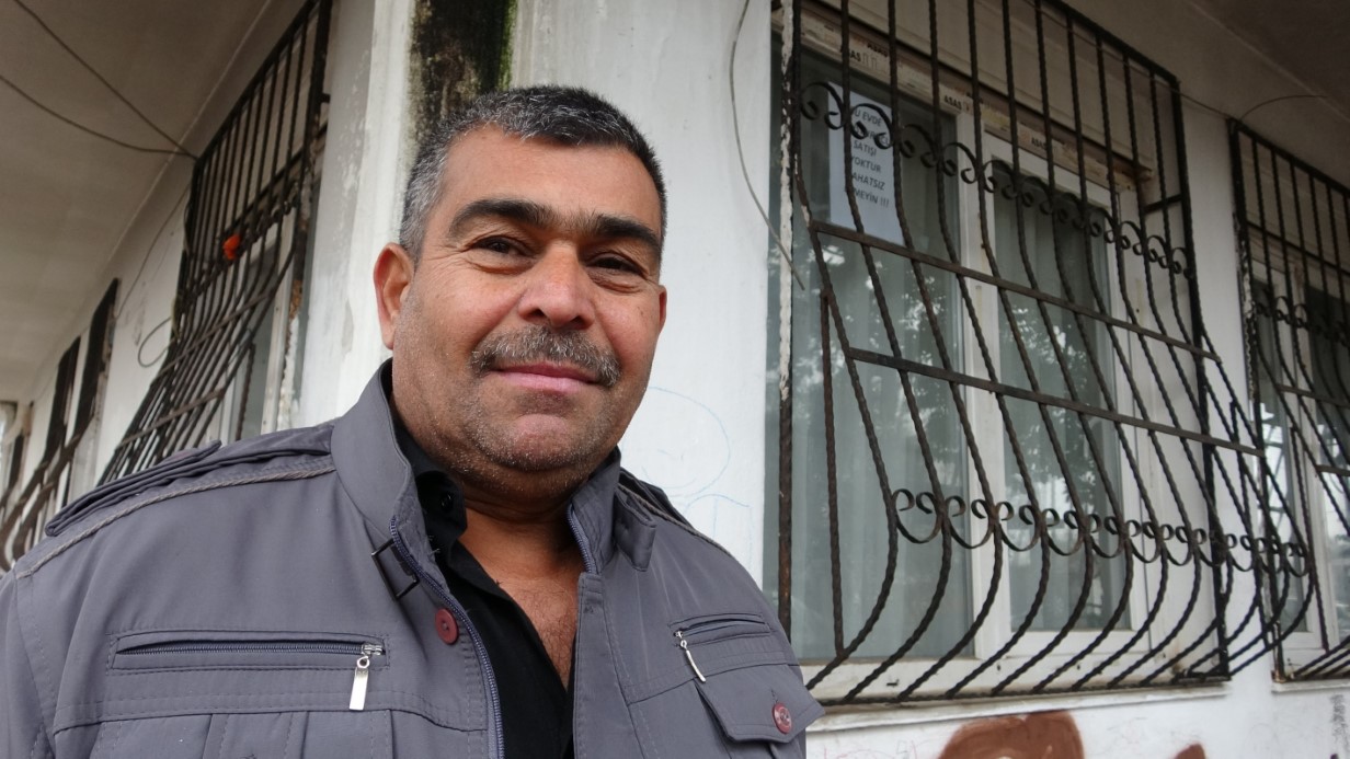 Bağımlılardan bıktı, evini camına