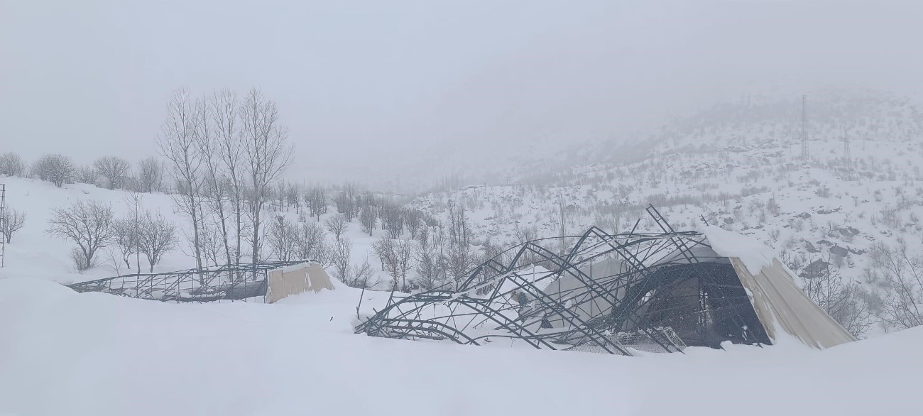 Yoğun kar yağışına dayanamayan halı sahanın demirleri çöktü