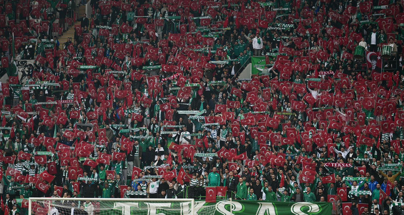 Bursaspor tribünleri Türk bayraklarıyla donatıldı