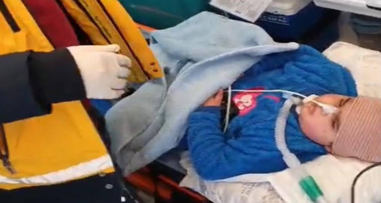 Kar engel tanımadı: Cihaza bağlı 7 yaşındaki Sinan hastaneye ulaştırıldı