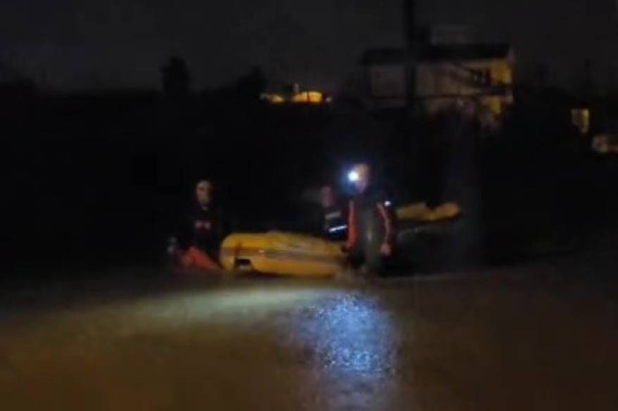 Antalya’da mahsur kalan vatandaşlar botlarla kurtarıldı