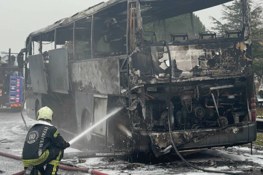 Seyir halindeki yolcu otobüsünde yangın: Facia son anda önlendi