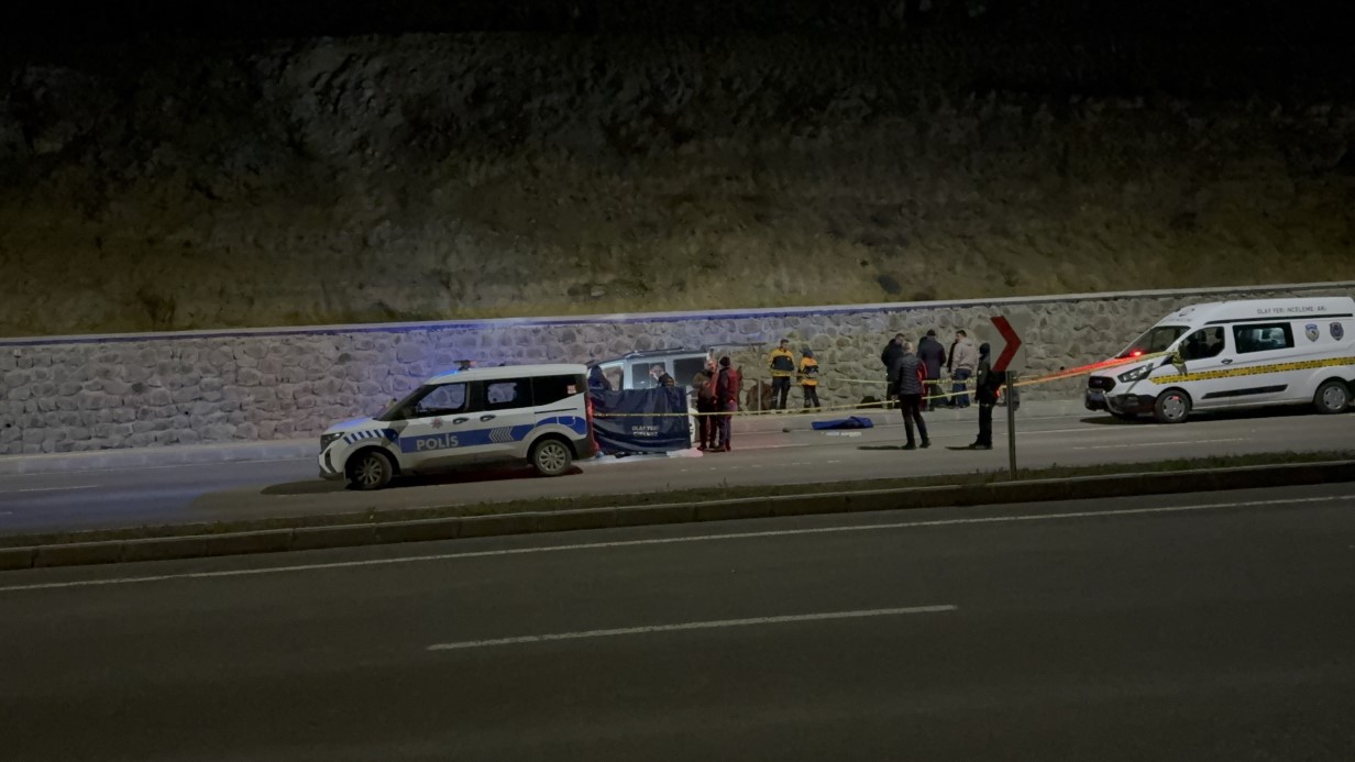Yasak ilişki yaşadığı sevgilisini boğazını keserek öldürdü