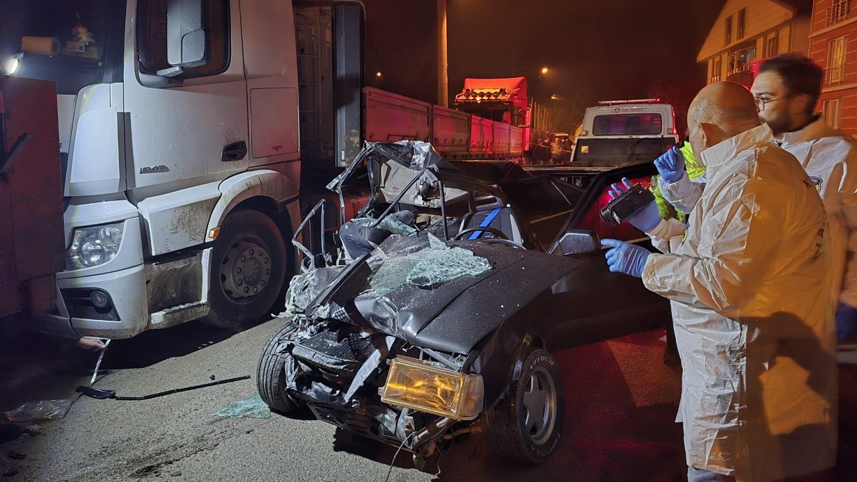 Tofaş tıra ok gibi saplandı: 1’i ağır 2 yaralı