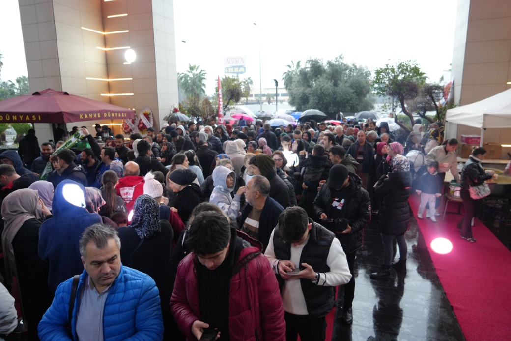 Antalya’da teknoloji indirimi izdihama yol açtı: 10 saat yağmur altında beklediler