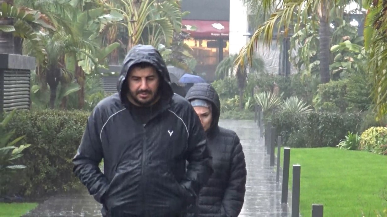 Antalya’da teknoloji indirimi izdihama yol açtı: 10 saat yağmur altında beklediler