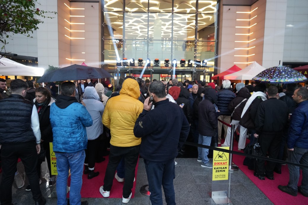 Antalya’da teknoloji indirimi izdihama yol açtı: 10 saat yağmur altında beklediler