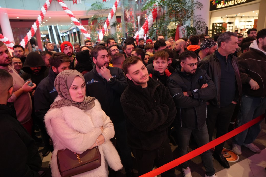 Antalya’da teknoloji indirimi izdihama yol açtı: 10 saat yağmur altında beklediler