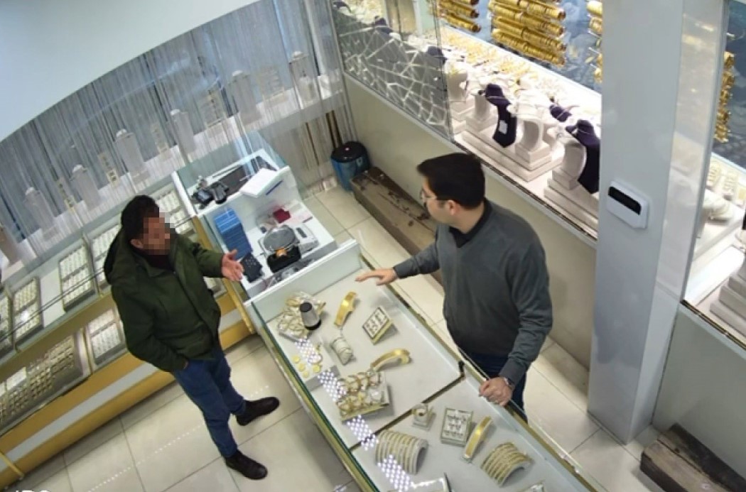 Sahte bilezikleri verip pazarlıkla fazla altın almak isterken yakalandı