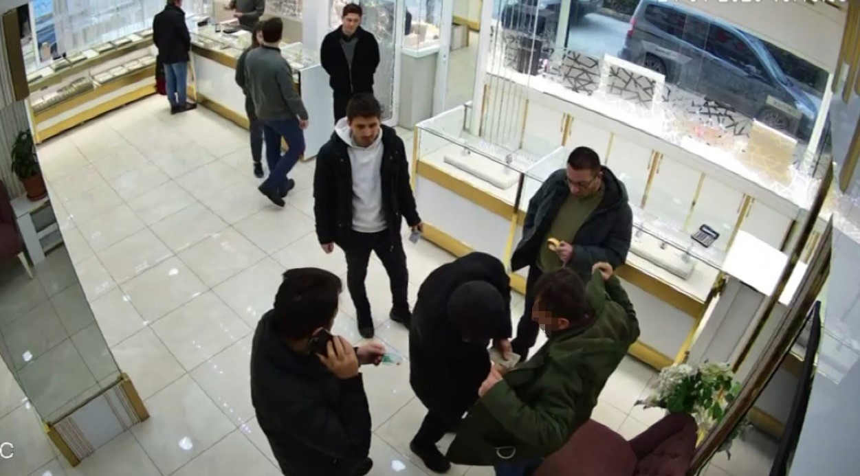 Sahte bilezikleri verip pazarlıkla fazla altın almak isterken yakalandı