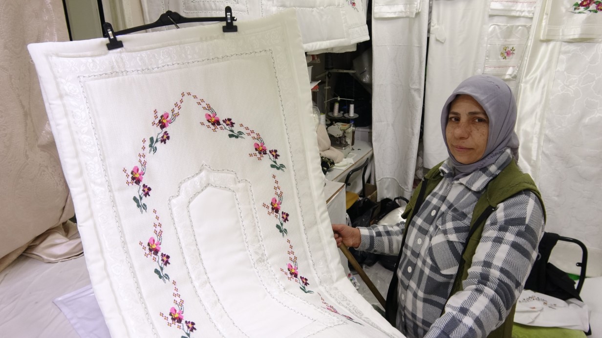 Kadın terzi, veresiye aldığı makinelerle kendi işini kurdu