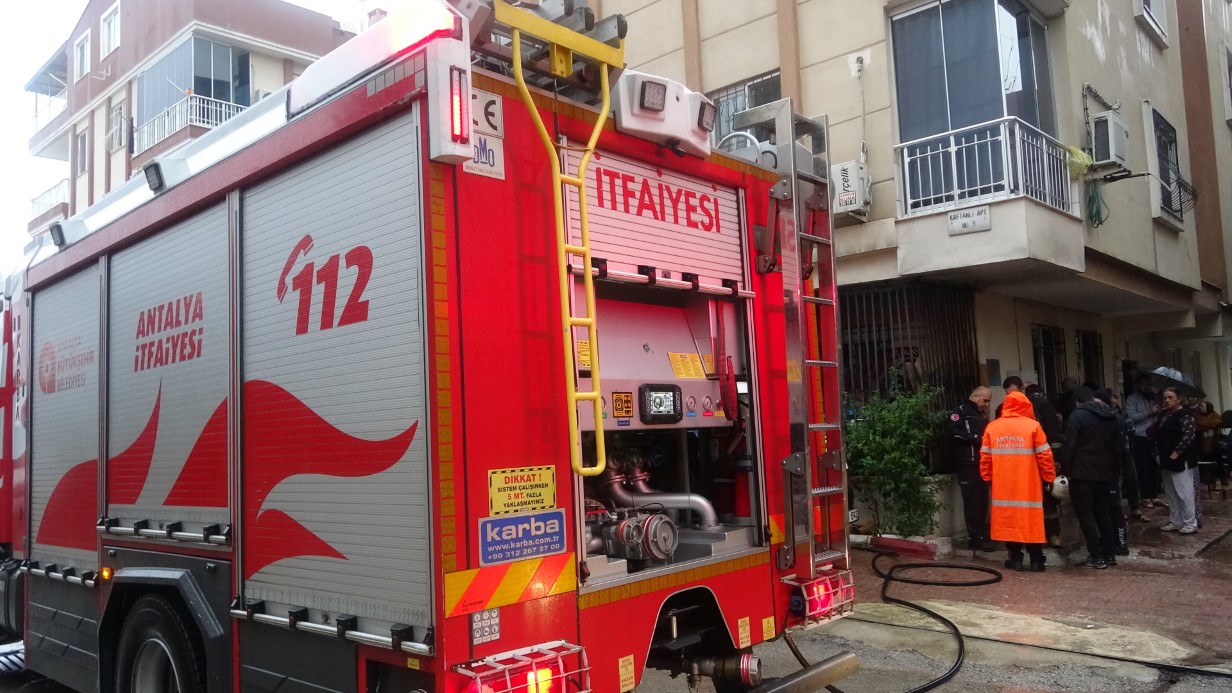 Yaşlı adamı komşuları evden çıkardı, yangın ucuz atlatıldı