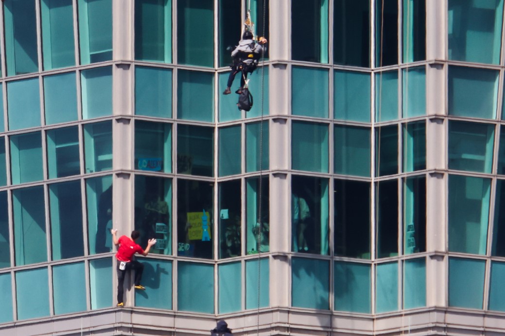 ABD'li sporcu Honnold'dan Tayvan'ın en yüksek binasına halatsız tırmanış
