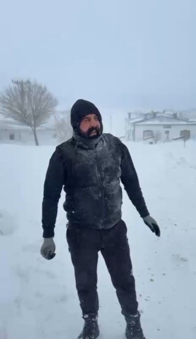 Kangallarını beslemek için yola çıktı, çiftliğe vardığında gözlerine inanamadı