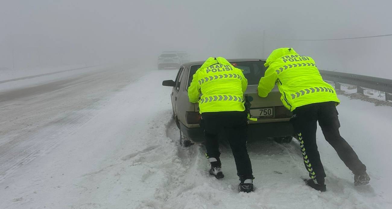Karla kaplı yollarda mahsur kalan vatandaşların yardımına polis koştu
