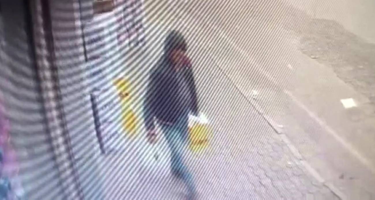 Marketin önündeki sıvı yağ kolisini çalan şahsın o anları kamerada