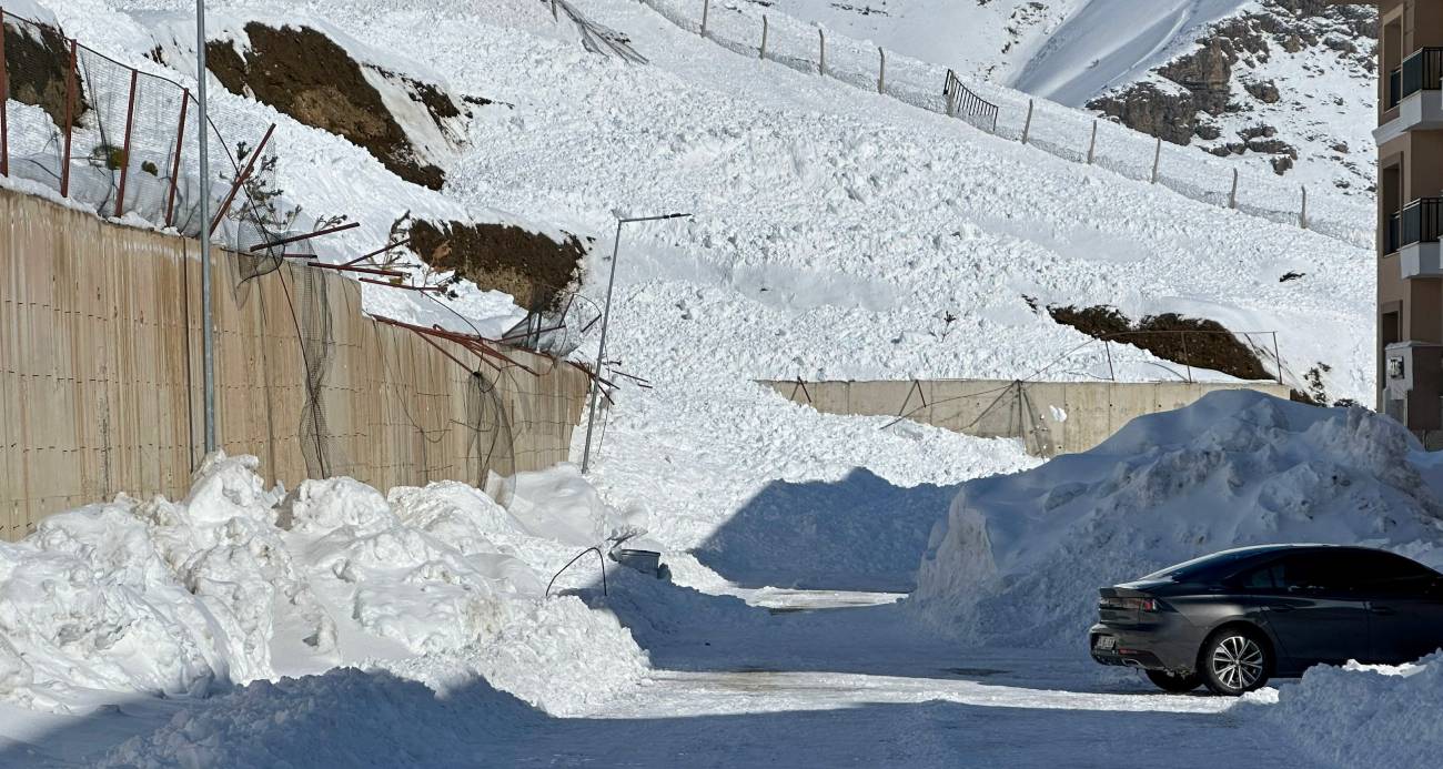 Çatak’ta iki ayrı çığ düştü