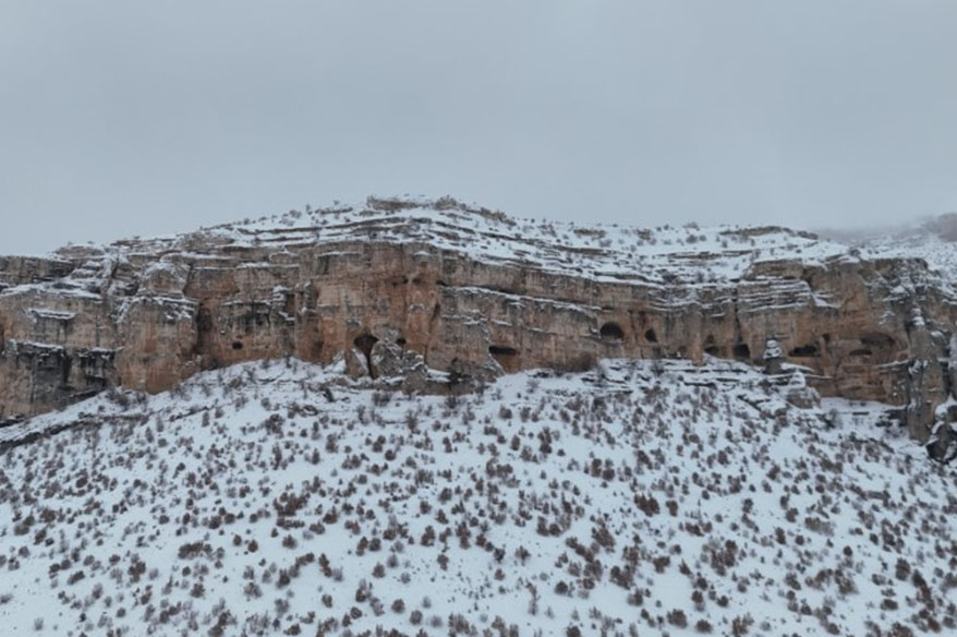 Milyonlarca yıllık vadi beyaza büründü