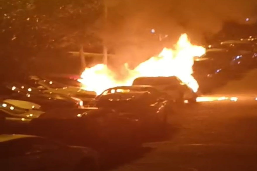 Beşiktaş’ta park halindeki 4 otomobil alev alev yandı