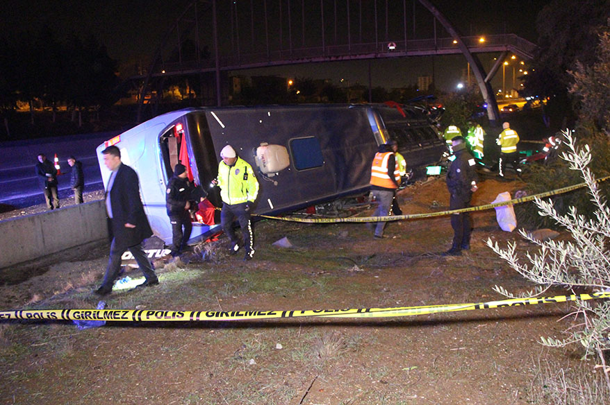 Adana’da yolcu otobüsü devrildi: 8 yaralı