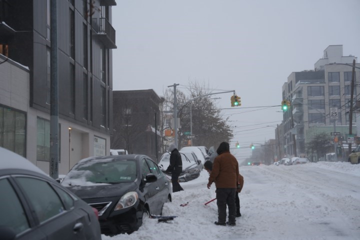 ABD'de kar fırtınası kabusu sürüyor: En az 13 bin uçuş iptal edildi, 953 bin kişi elektriksiz kaldı