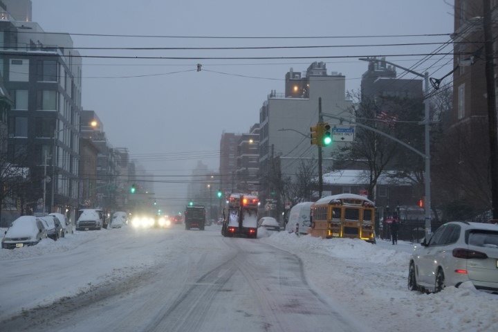 ABD'de kar fırtınası kabusu sürüyor: En az 13 bin uçuş iptal edildi, 953 bin kişi elektriksiz kaldı