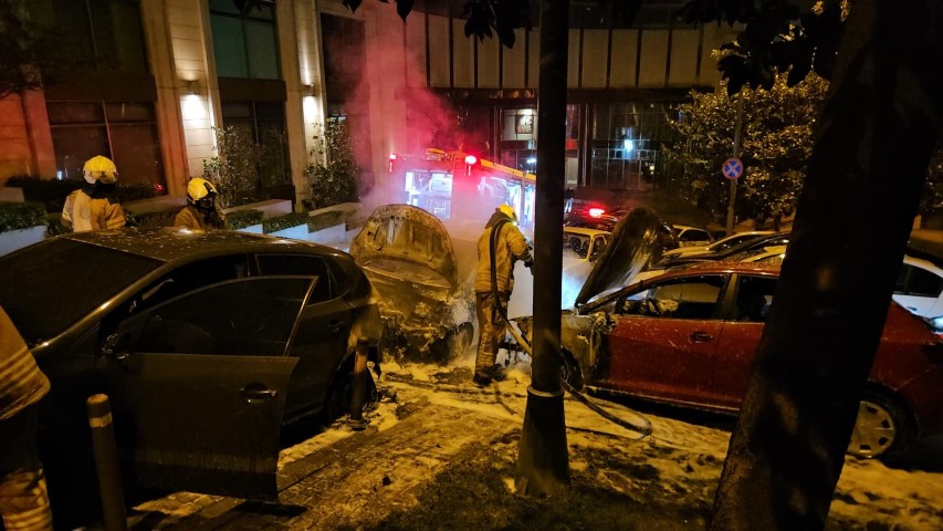 Beşiktaş’ta park halindeki 4 otomobil alev alev yandı