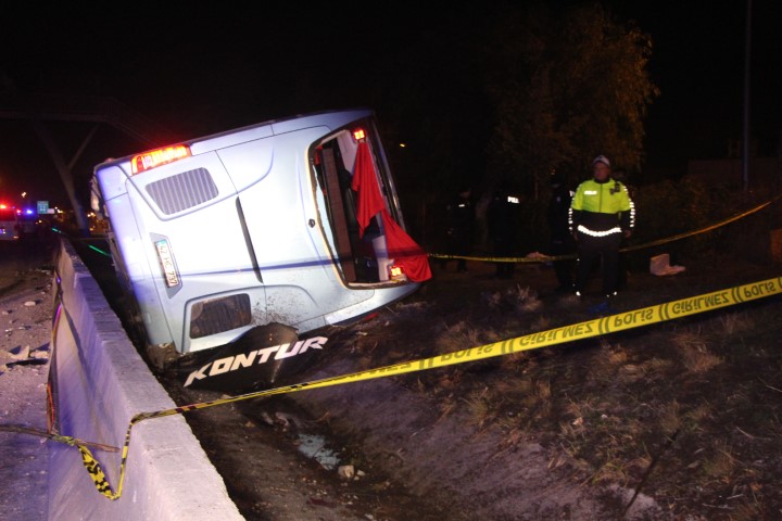 Adana’da yolcu otobüsü devrildi: 8 yaralı