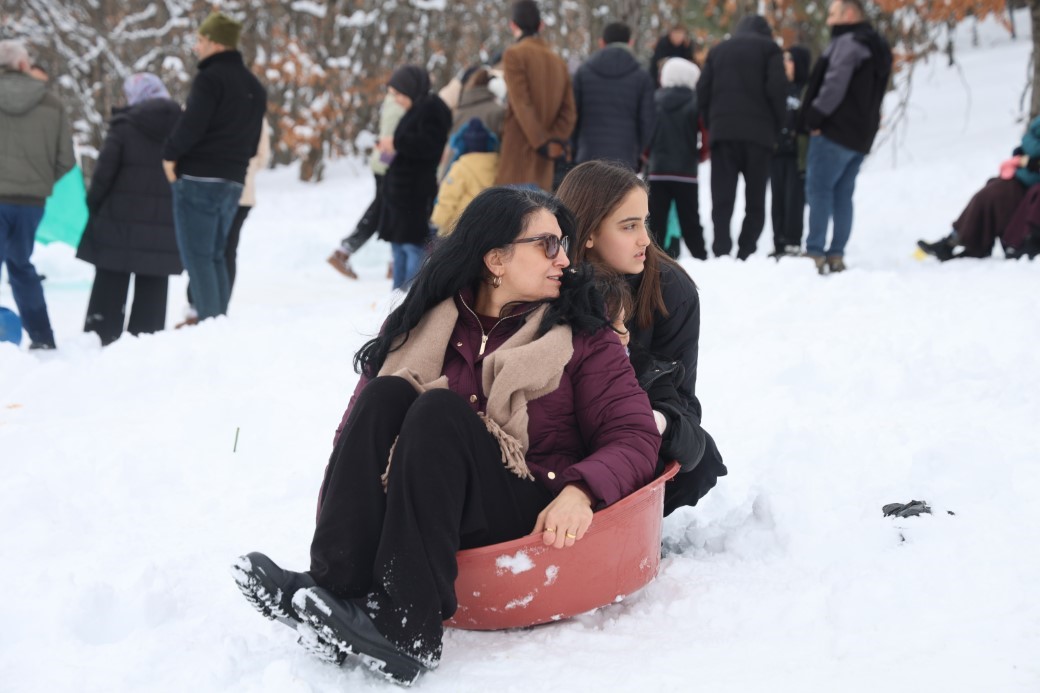 Adana usulü kayak festivali: Leğenle, bidonla, poşetle pistte yarış