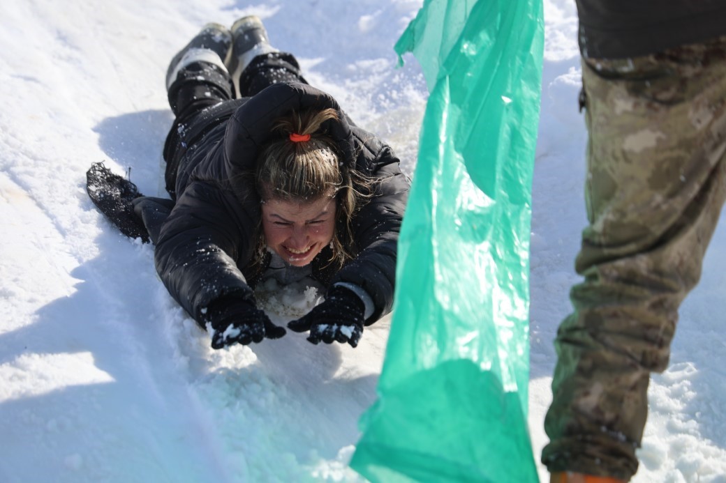 Adana usulü kayak festivali: Leğenle, bidonla, poşetle pistte yarış