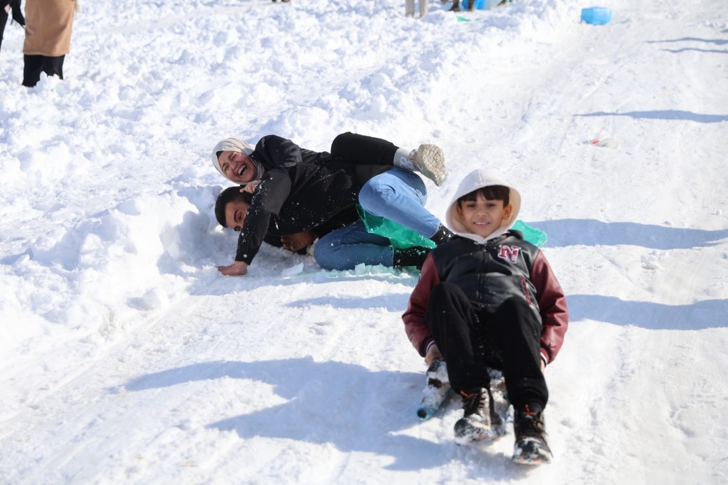 Adana usulü kayak festivali: Leğenle, bidonla, poşetle pistte yarış