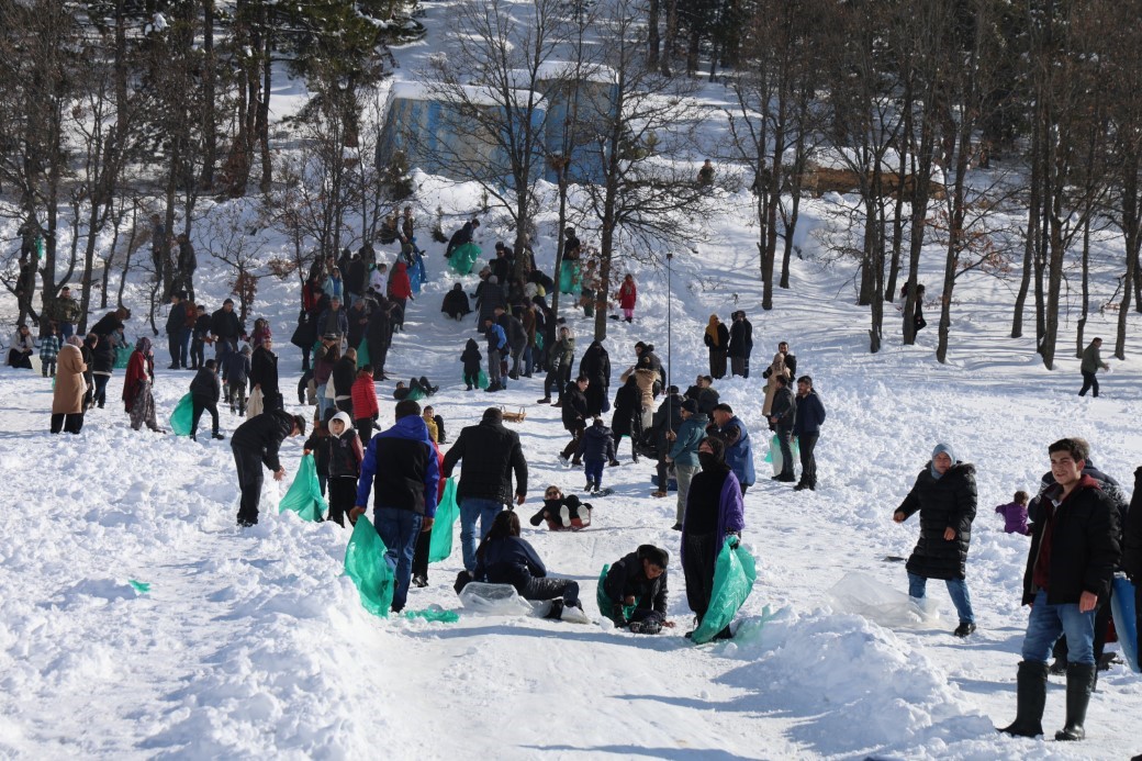 Adana usulü kayak festivali: Leğenle, bidonla, poşetle pistte yarış