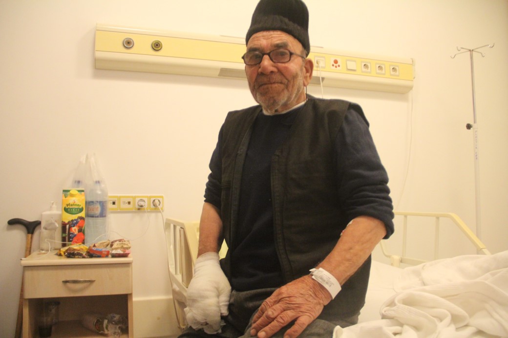 Yanan evinin önünde kedisine sarıldığı fotoğrafla tanınan Ali Meşe vefat etti