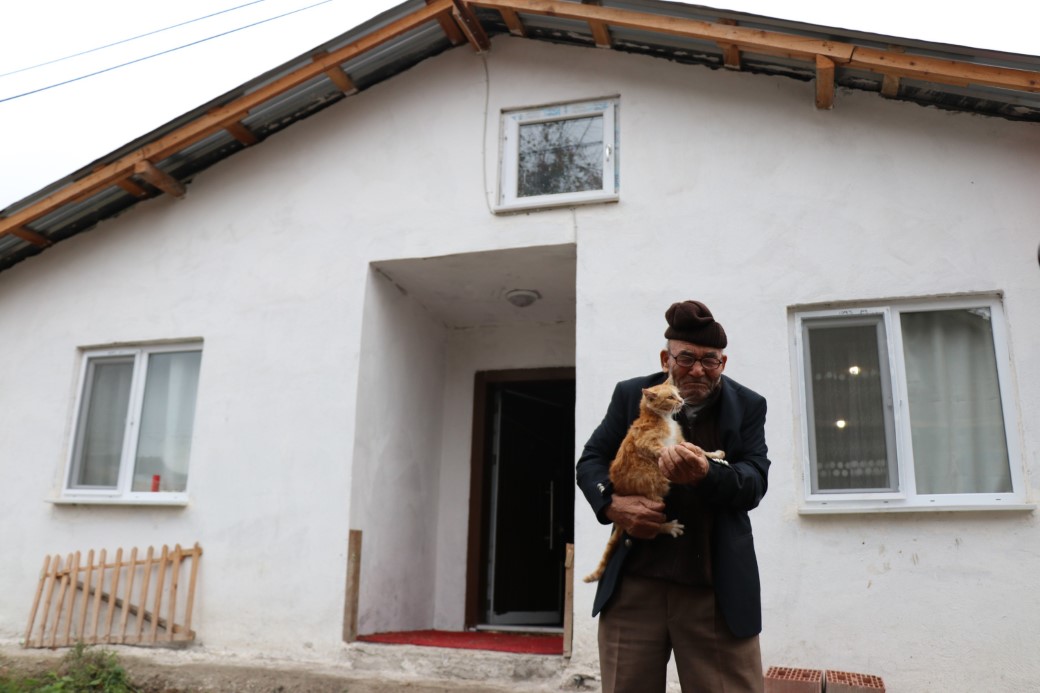 Yanan evinin önünde kedisine sarıldığı fotoğrafla tanınan Ali Meşe vefat etti