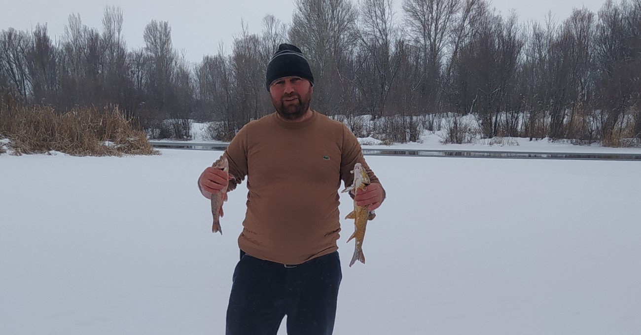 Türkiye’nin en uzun nehri dondu, üzerinde eskimo usülü balık avladılar