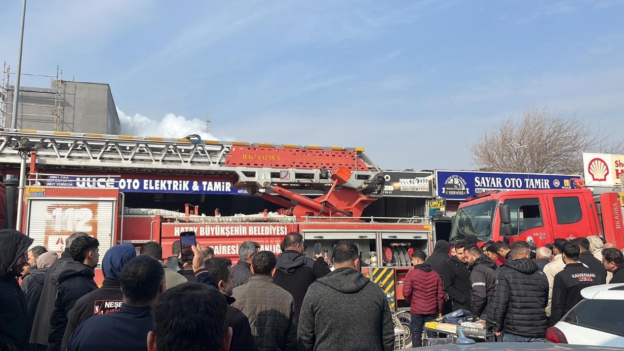 Yangını cep telefonuyla görüntülemek için birbirleriyle yarıştılar