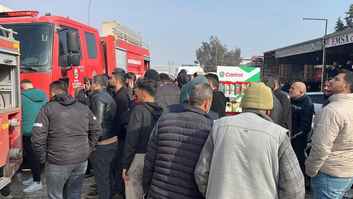 Yangını cep telefonuyla görüntülemek için birbirleriyle yarıştılar