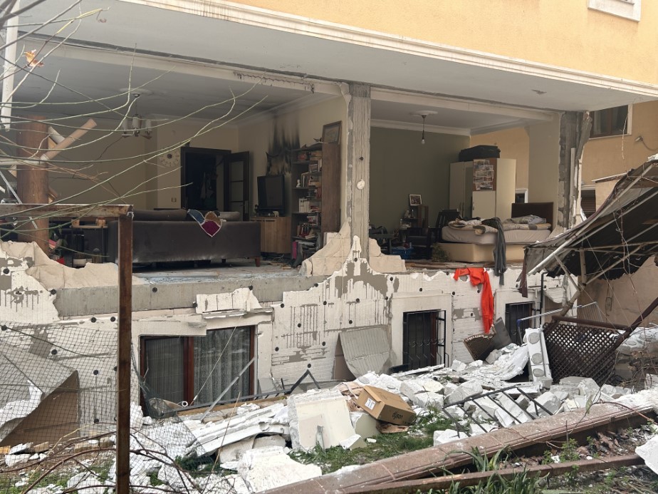 Ataşehir’de doğal gaz patlamasında sokak savaş alanına döndü: 1 yaralı