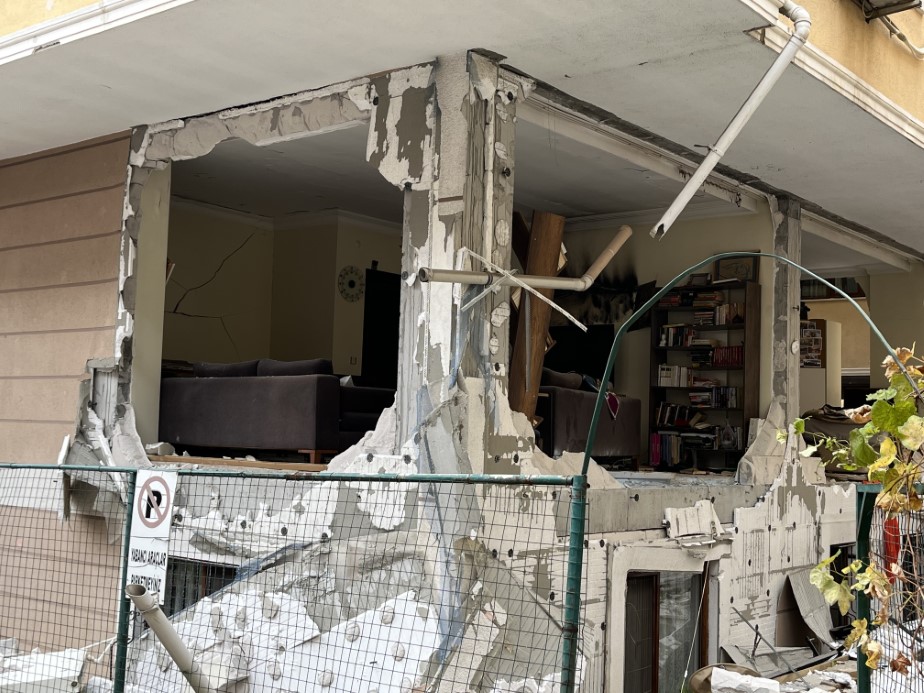 Ataşehir’de doğal gaz patlamasında sokak savaş alanına döndü: 1 yaralı