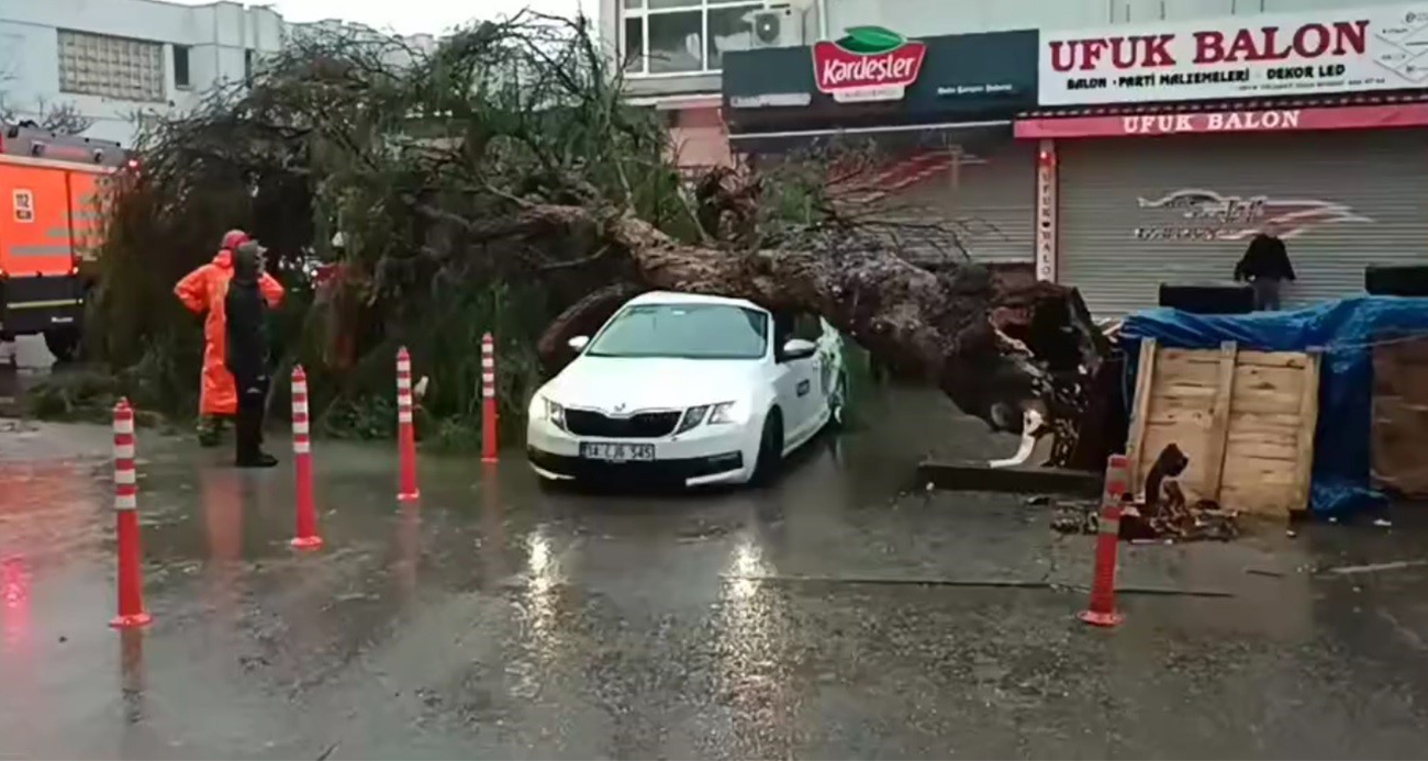 İzmir’de sağanak ve fırtına hayatı felç etti