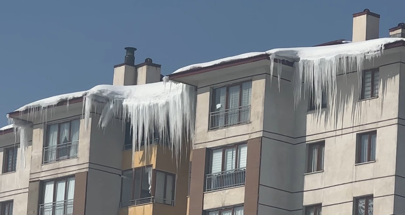 Yüksekova’da buz sarkıtları 3 metreyi aştı