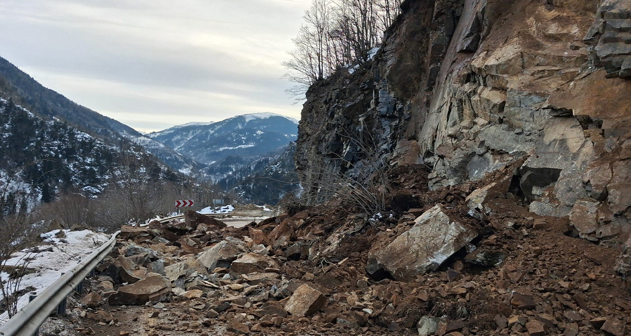 Giresun-Sivas kara yolunda heyelan: Yol kontrollü olarak ulaşıma açıldı