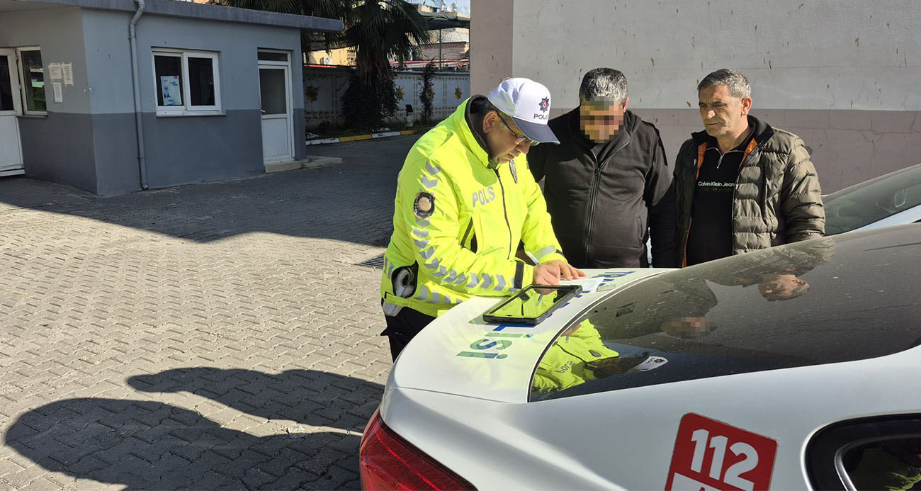 Kaskla servis aracının camını kıran motosikletlinin ehliyetine el konuldu